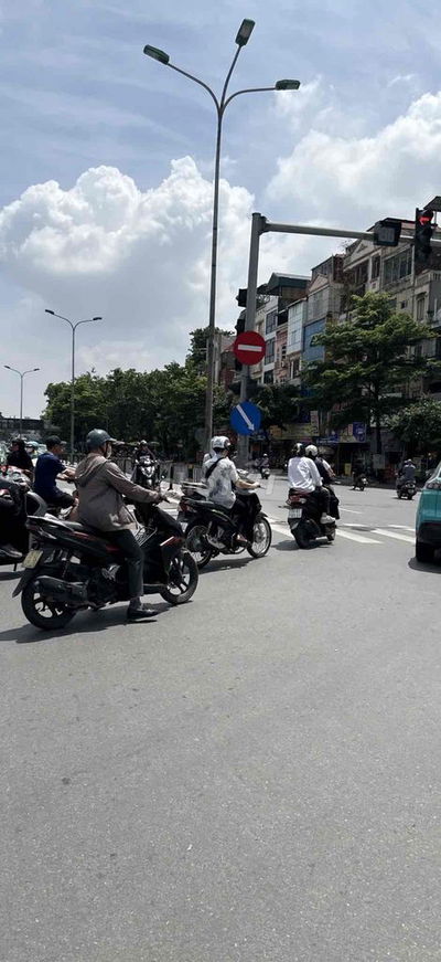 TÔI bán nhà Ô TÔ TRÁNH VỈA HÈ PHÂN LÔ HOÀNG QUỐC VIỆT-TRẦN QUỐC HOÀN5T