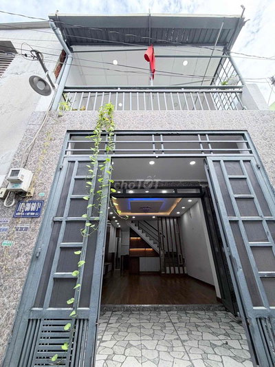 NHÀ ĐÚC 1 LẦU 2 PN . 2 TOLET . NGAY CẦU VƯỚT TÂN THỚI HIỆP KẾ BÊN GV
