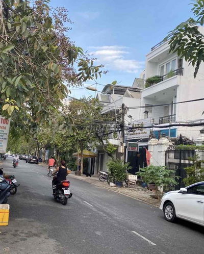 Nhà hẻm nội bộ cách mặt tiền vài bước chân.