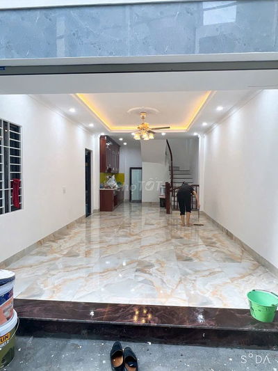 Bán nhà Bát khối - Long Biên. Mới kính koong, cách 1 nhà ra oto tránh