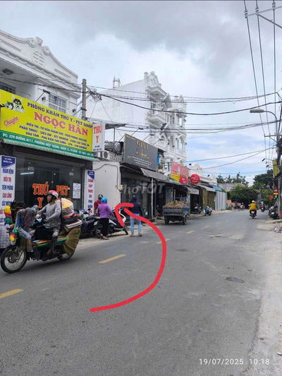 4m13 dài 15 m sổ cn 62m
Hẻm : 3m5 đường đang làm nhựa cách 50m ra HT17