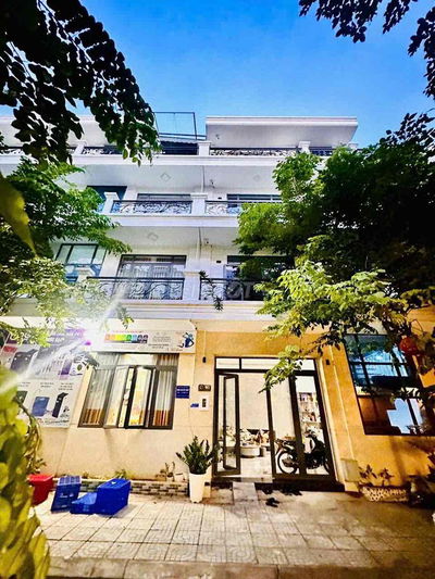 Nhà đẹp 3 lầu đường 12m sát ngã 4 ga