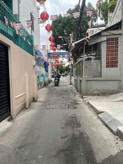 Nhà mới, rộng. Hẻm xe hơi, gần mặt tiền đường