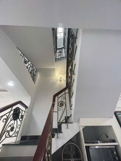 Cho thuê nhà KDC An Sương, vị trí đắc địa ngay mặt sau chợ An Sương.
