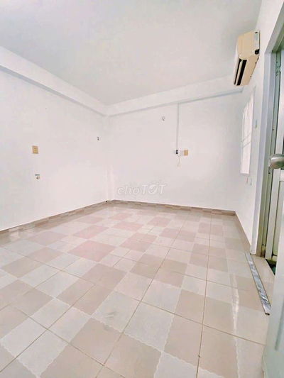 Phòng máy lạnh sát sân thượng thoáng mát