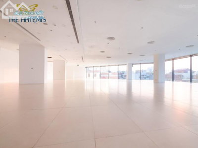 Cho thuê gần 1500m2 sàn thương mại view ngã tư đắc địa quận Cầu Giấy;.