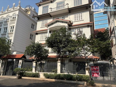 Cho thuê biệt thự 4 tầng Lạc Long Quân, Tây Hồ. Giá: 55tr/ tháng