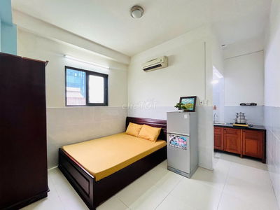 Ở ngay! Phòng cửa sổ đón nắng gần ngã tư Hàng Xanh BT có THANG MÁY