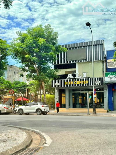 Cho thuê mặt bằng đẹp tại 76 Nguyễn Huệ - Huế, ngay cạnh cà phê Highlands.