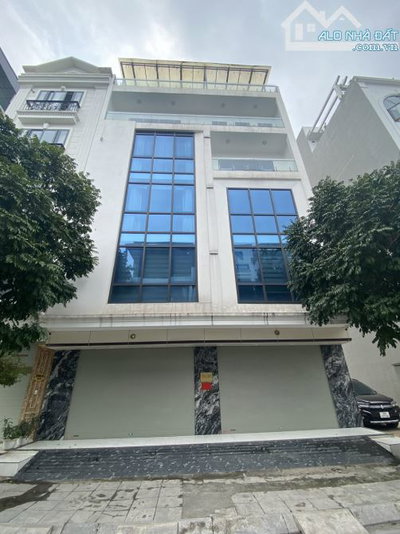 Cho thuê tòa nhà Hoàng Quốc Việt, Cầu Giấy 100 mét, 6 tầng thang máy
