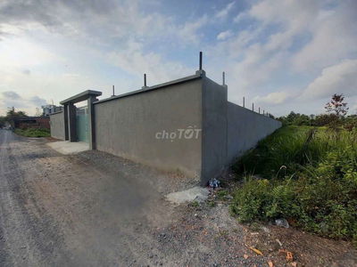 Cực hiếm! Lô đất 2.272m mặt tiền rạch Bình Thuận đã xây tường bao