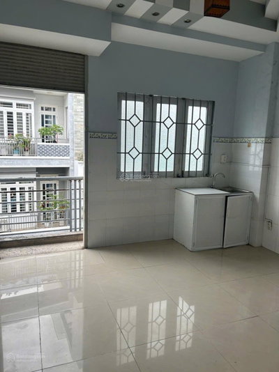 Cho thuê phòng ban công, tủ lạnh, gần ngã tư Bốn Xã, máy lạnh