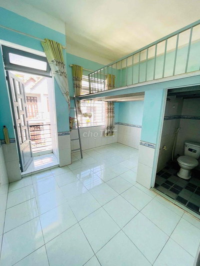 Phòng mát mẻ , có ban công thoáng gần chợ Phạm Văn Bạch