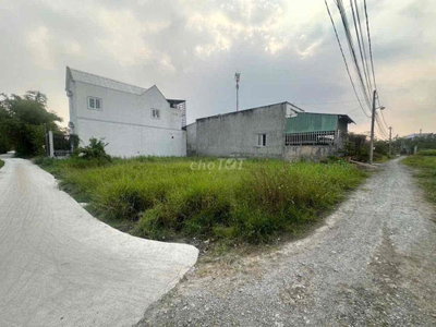205m2 có 116m2 thổ cư, góc 2 mặt tiền đường xe hơi