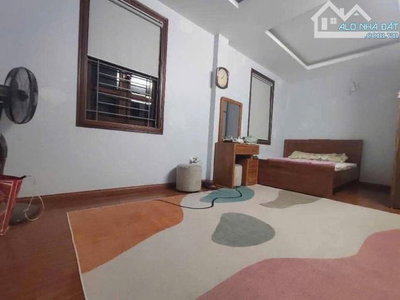 Cho thuê nhà phố Bồ Đề Long Biên 10 triệu 33 m 5 tầng , 3 phòng ngủ gần Hồ 1