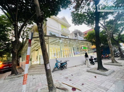 CHO THUÊ BIỆT THỰ LÔ GÓC PHỐ NGUYỄN THỊ ĐỊNH 220M2 4 TẦNG - VỊ TRÍ VIP HÀNG HIẾM