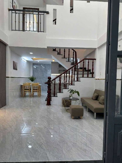 Nhà ngay ngã tư bốn xã gần Đầm Sen , 4 tầng, 4 PN, chỉ hơn 5 tỷ