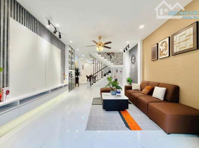 Bán nhà ngay Võ Thị Sáu, Quận 3. Giá: 3 tỷ 205,dt: 65m2, sổ hồng riêng