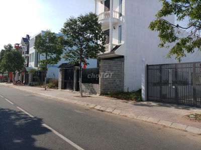 Đất thổ cư 105m2 - Đường rộng xe ra vào thoải mái - giáp bình chánh