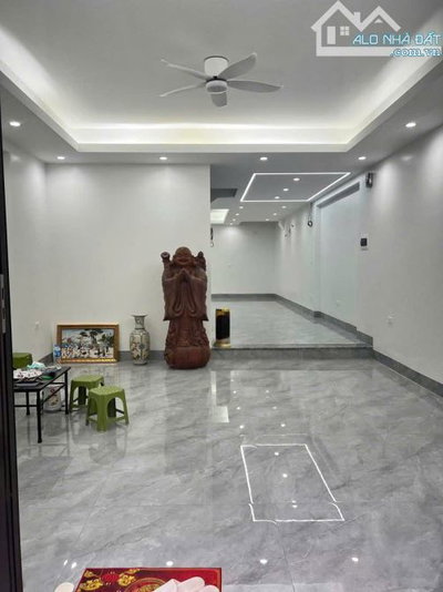 Cho thuê nhà Vinaconex Trung Văn – Từ Liêm DT 136m x 4 tầng, thang máy, giá thuê 42tr/th.