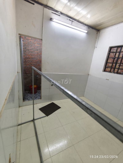 Trống phòng trệt, WC , bếp nấu ăn trong phòng giáp nguyên huucanh