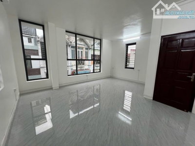 CHO THUÊ NGUYÊN CĂN ĐƯỜNG HOÀNG LIỆT, LINH ĐÀM, 95M,4 TẦNG,MT6.5M, LÔ GÓC, Ô TÔ TRÁNH, GẦN