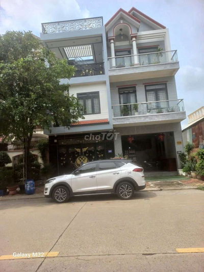 Cho thuê nhà gần vincom ngã tư 550 DĨ AN BÌNH DƯƠNG
