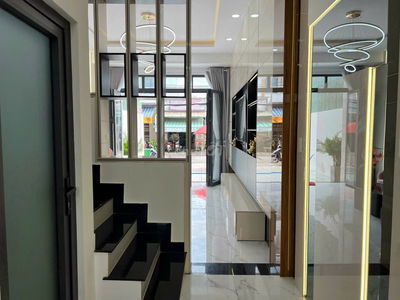 Ngộp bank cần bán nhà 3 lầu dtst 240m2 ,sát tỉnh lộ 10 ,tân tạo A .