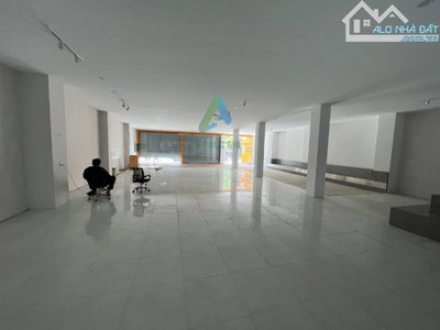 Cần cho thuê nhà 2 mặt tiền 1 tầng 305m đường Nguyễn Tất Thành, Hải Châu vị trí đẹp