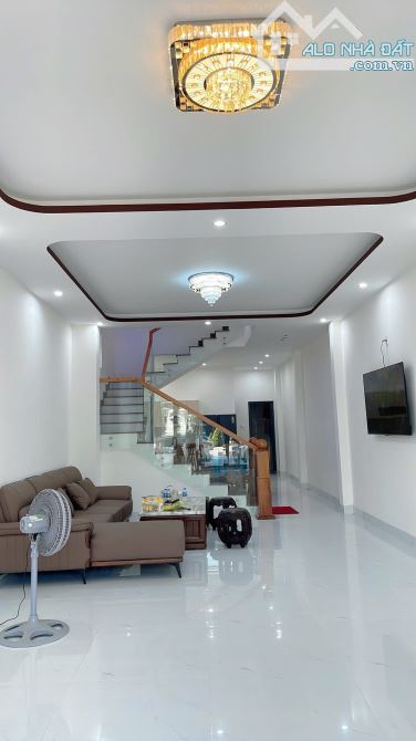 💥 Nhà 3 Tầng Mới Đẹp Full Nội Thất Mặt Tiền Đường Cách Mạng Tháng Tám - 5 Phòng Ngủ