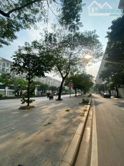 Cho thuê nhà mặt phố tại Him Lam Vạn Phúc 100m2, 7 tầng, MT 6m, thang máy, giá 65tr