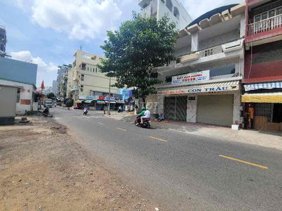 nhà mặt tiền 80m2 , 7 phòng ngũ , gần chợ bình tiên