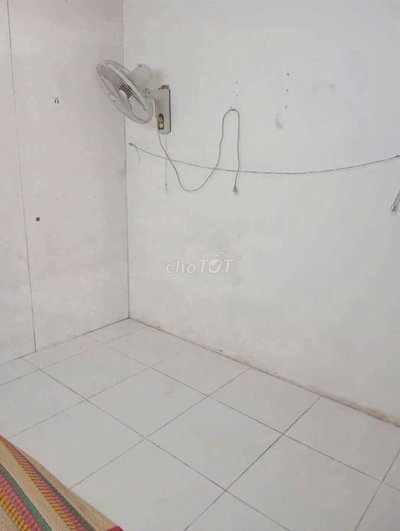 phòng trệt nhỏ trong nhà nguyên căn,1 người, WC ngoài dùng chung