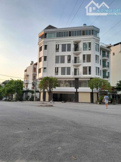 Cho thuê tòa nhà 6 tầng mới xây,lô góc 3 mặt tiền, dt 650m² tại Bồ Đề, Long Biên