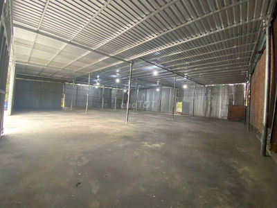 Cho thuê xưởng dt 400m2 giá 17tr Ấp 4 Xuân Thới Thượng