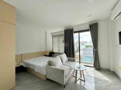 Thuê căn hộ studio ban công full nội thất an ninh sạch sẽ gần UEF