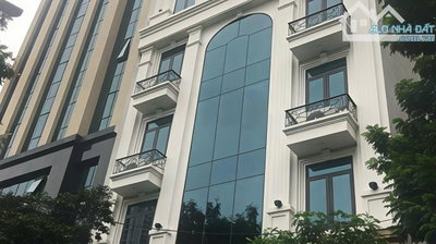 Bán toà văn phòng phố Lạc Long Quân, DT 150m2 x 8 tầng, thuê 150 tr/ th, giá 57 tỷ.