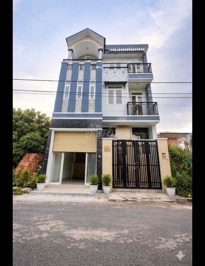 Nhà 2 lầu 4 phòng ngủ có gara xe hơi P.Long Trường