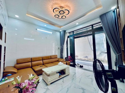 NHÀ ĐẸP GÒ VẤP NHỈNH 4 TỶ - CHỈ 96TR/M2 - NGANG 4.05M - NGAY MẶT TIỀN