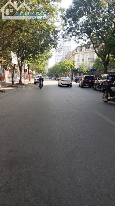 Cho thuê  (Biệt Thự) lô góc,Trung Yên 11,Trung Hòa	Dt 200m,3 tầng nổi,1hầm,Giá 50tr/th.