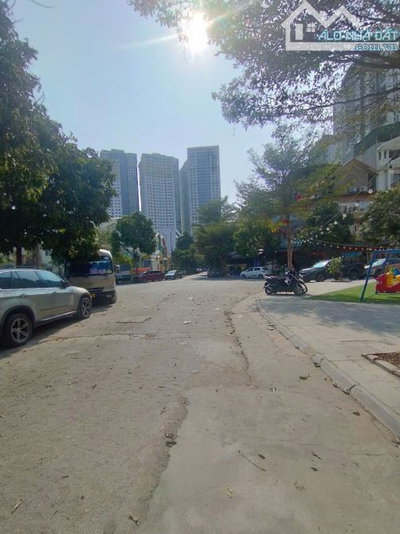 Cho thuê nhà Vin Green Bay MP Lương Thế Vinh, Mễ Trì, HN. DT 96m2, 4 tầng 1 hầm.