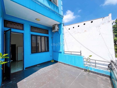 PHÒNG MẶT TIỀN CÓ SÂN THƯỢNG RIÊNG