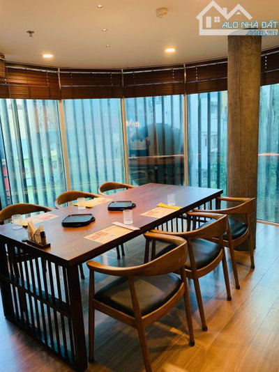 Cho thuê mặt bằng kinh doanh mặt tiền Lê Thánh Tôn, quận 1.