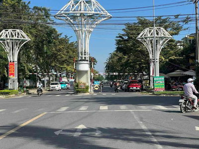 Cho thuê nhà 200m, trục đường 30m, ngay cổng Đông Tăng Long