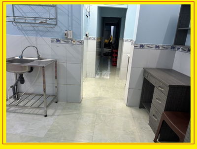 Phòng trong chợ Bùi Đình Tuý, tầng trệt, đủ tiện nghi