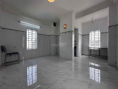 PHÒNG TRỌ GIÁ RẺ CÓ CỬA SỔ TRỜI - GẦN KCX TÂN THUẬN, ĐH UFM, TDTU
