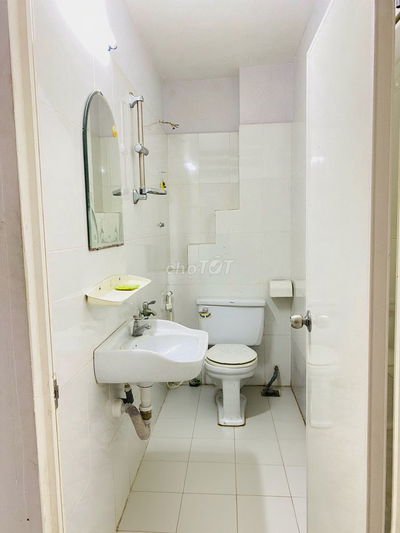 Ở ghép cách ĐH Ngoại ngữ,tin học( Huflit) chỉ 100m