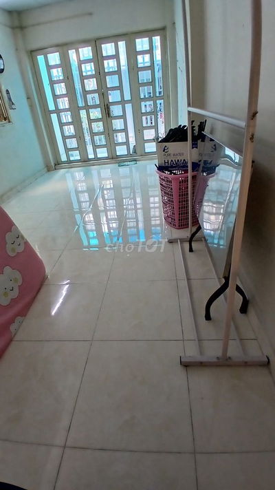 Cho nữ thuê lầu 1, quận 4, giá 4 triệu.