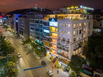 Khách sạn hiện đại nằm ở vị trí đắc địa nhìn ra vịnh