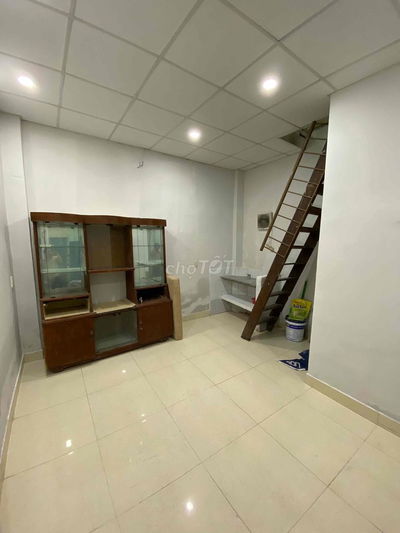 Nhà trệt + lầu + lửng, 2PN, Nơ Trang Long